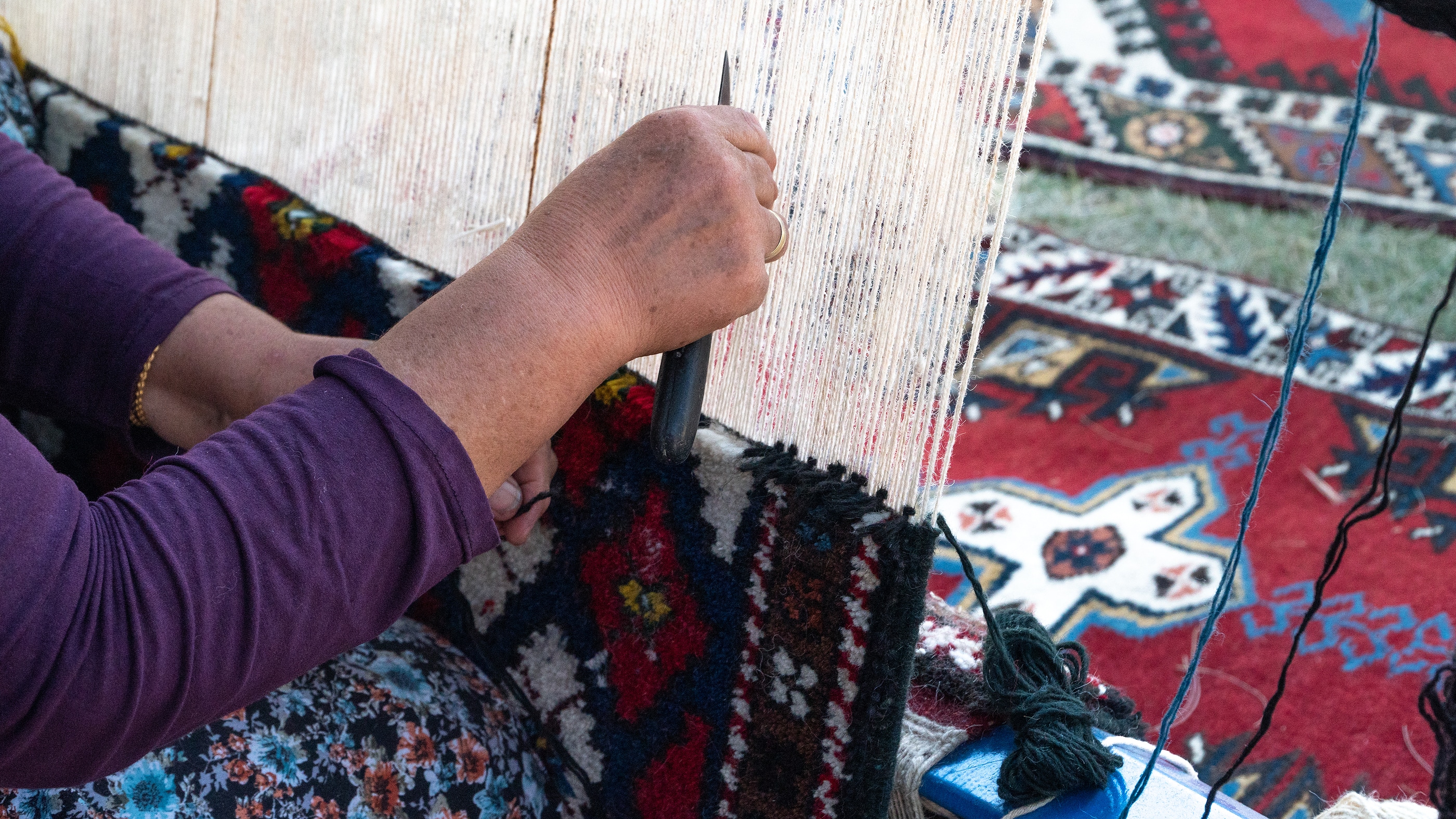 Is Your Rug Handmade or Machine-Made? Here are 3 Ways to Tell